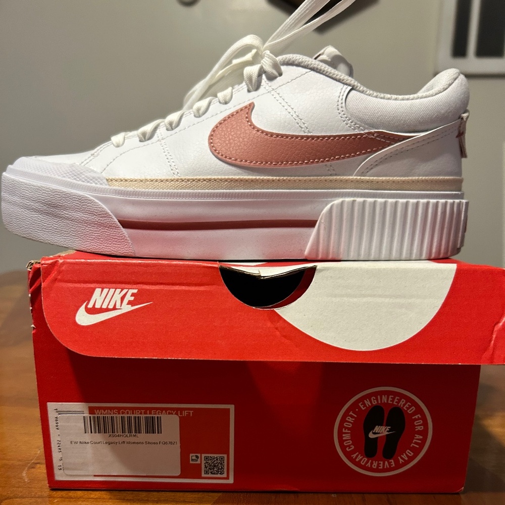 Nike Women’s Court Legacy Lift